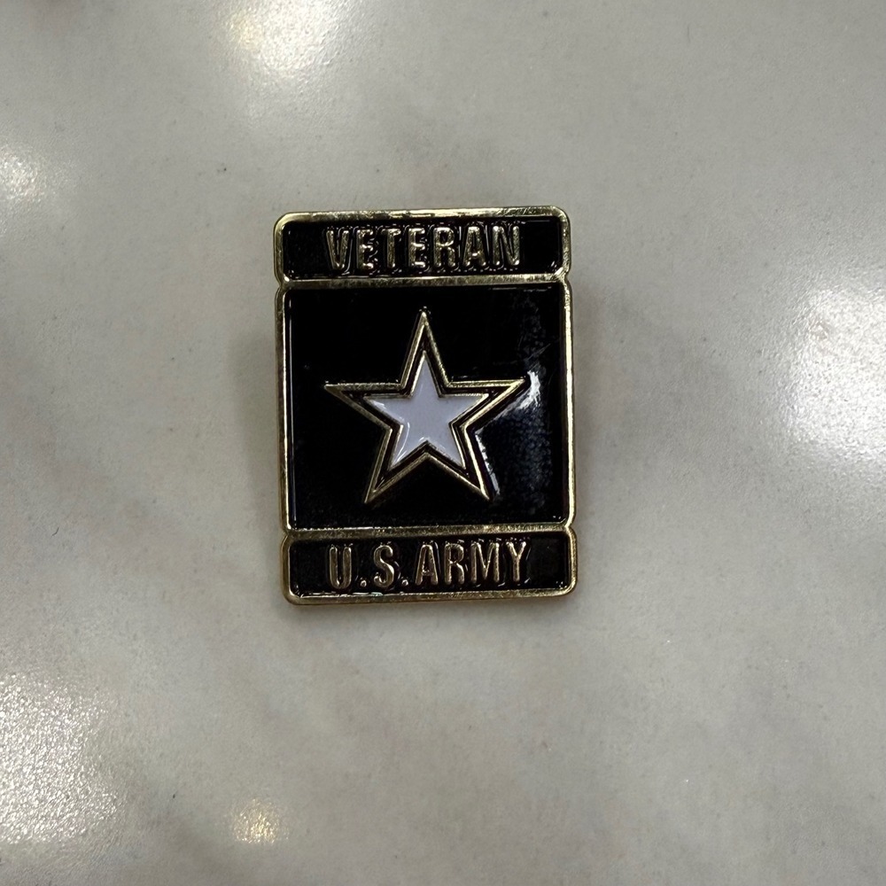 US Army Veteran Enamel Lapel Pin Gold Tone Star